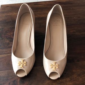 Tory Burch nude patent wedges